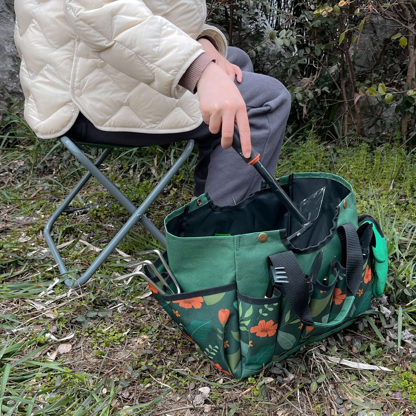 GeerDuo Folding Gardening Stool with Detachable Storage Tote Bag, Multifunctional Gardening Tools Set Organizer for Fishing and Camping,Portable Garden Chair Seat for Adults (Green Flower)
