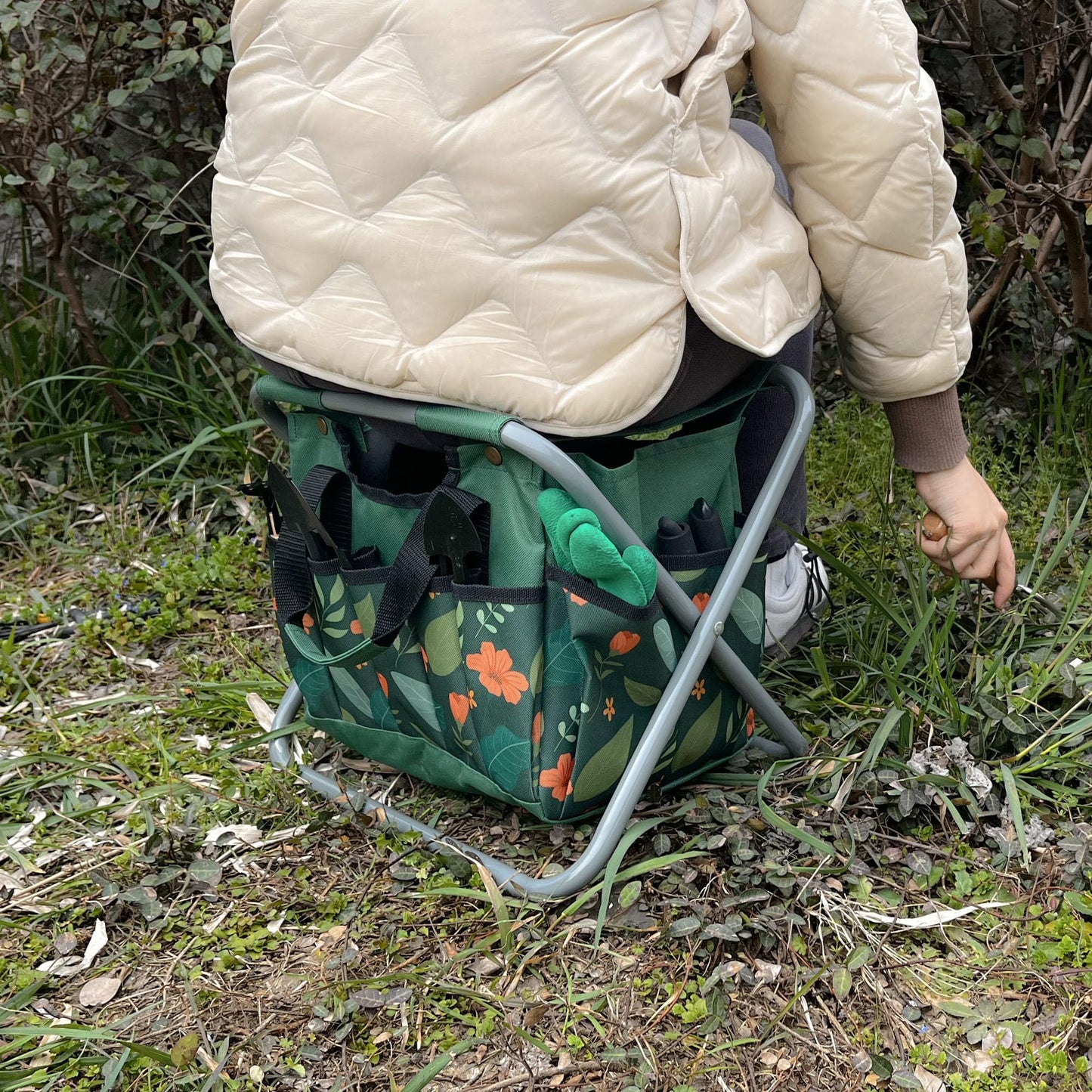 GeerDuo Folding Gardening Stool with Detachable Storage Tote Bag, Multifunctional Gardening Tools Set Organizer for Fishing and Camping,Portable Garden Chair Seat for Adults (Green Flower)